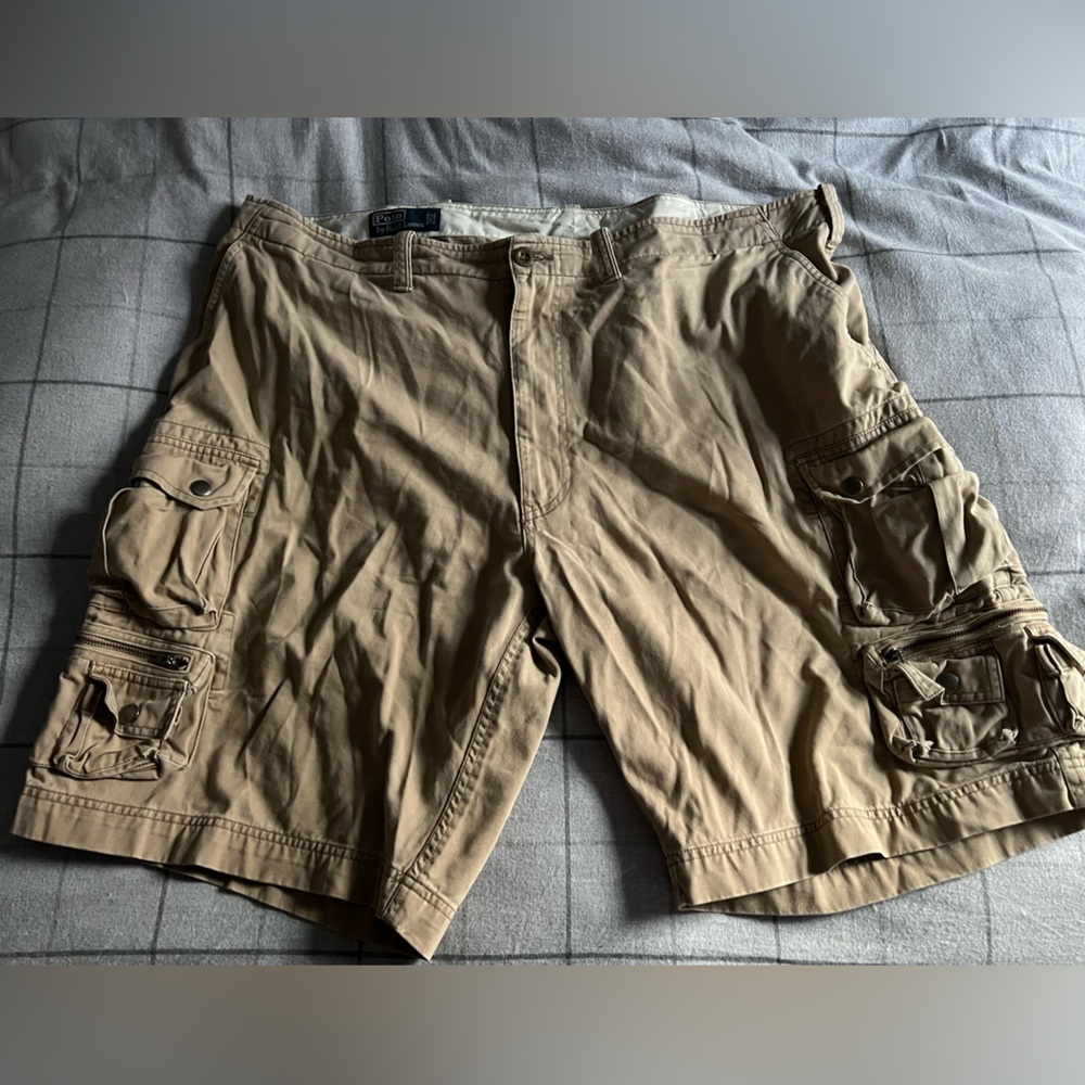 Ralph Lauren vintage Tan Cargo Shorts soft Cotton many pocket details.